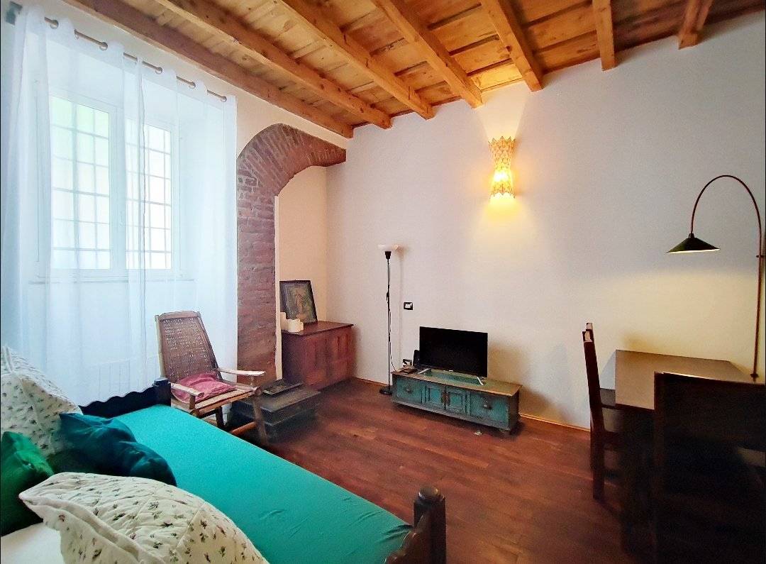 Proponiamo in locazione esclusiva a Milano, Via Torricelli, ampio bilocale ristrutturato ed arredato, composto da zona giorno con cucina separata, 