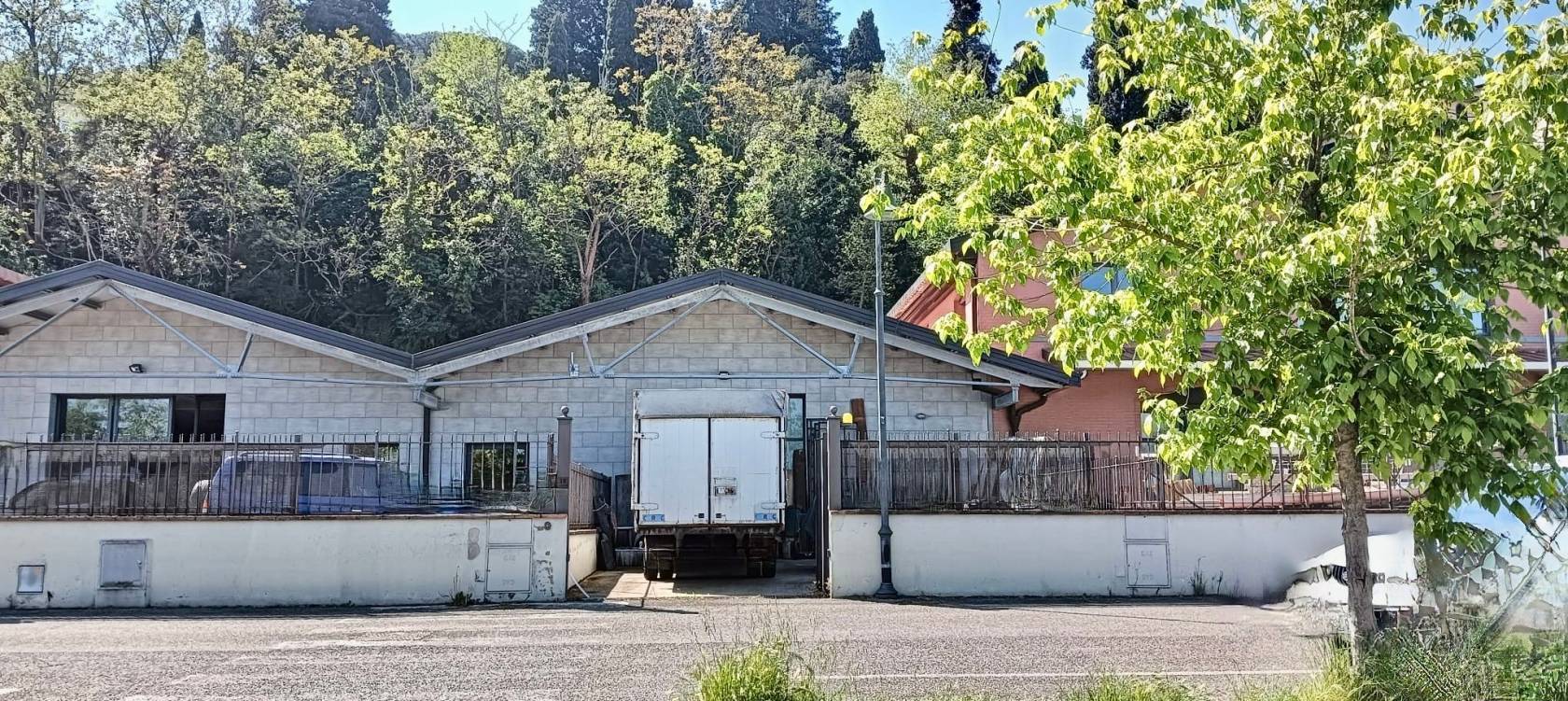 VEC000ARBON, FIESOLE, Magazzino 180 mq con piazzale esclusivo di accesso. Eu. 430.000 In zona altamente strategica vicino alla piazza principale di