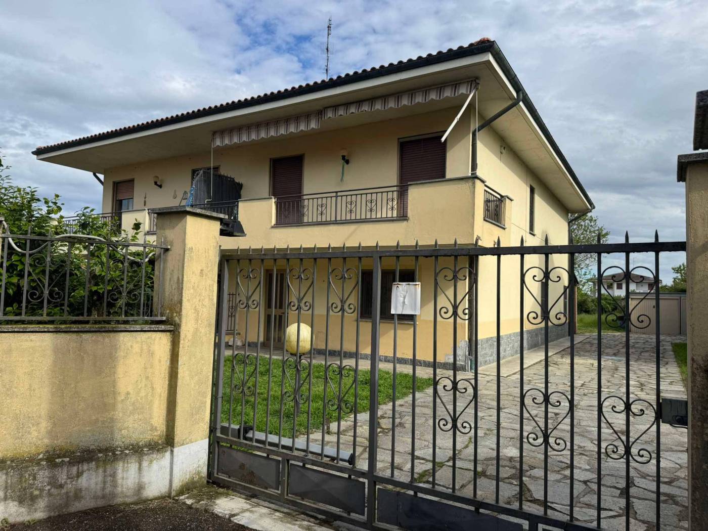 A pochi passi dagli argini del fiume Po e immersa nelle verdi campagne lomelline, proponiamo villa indipendente di circa 140 mq, con annesso giardino 