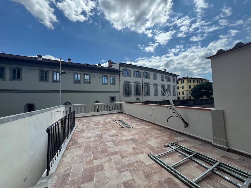 Piazza Delle Cure pressi, vendesi delizioso tre vani di 80 mq circa, posto al piano primo senza ascensore ma con ingresso indipendente, in completa 