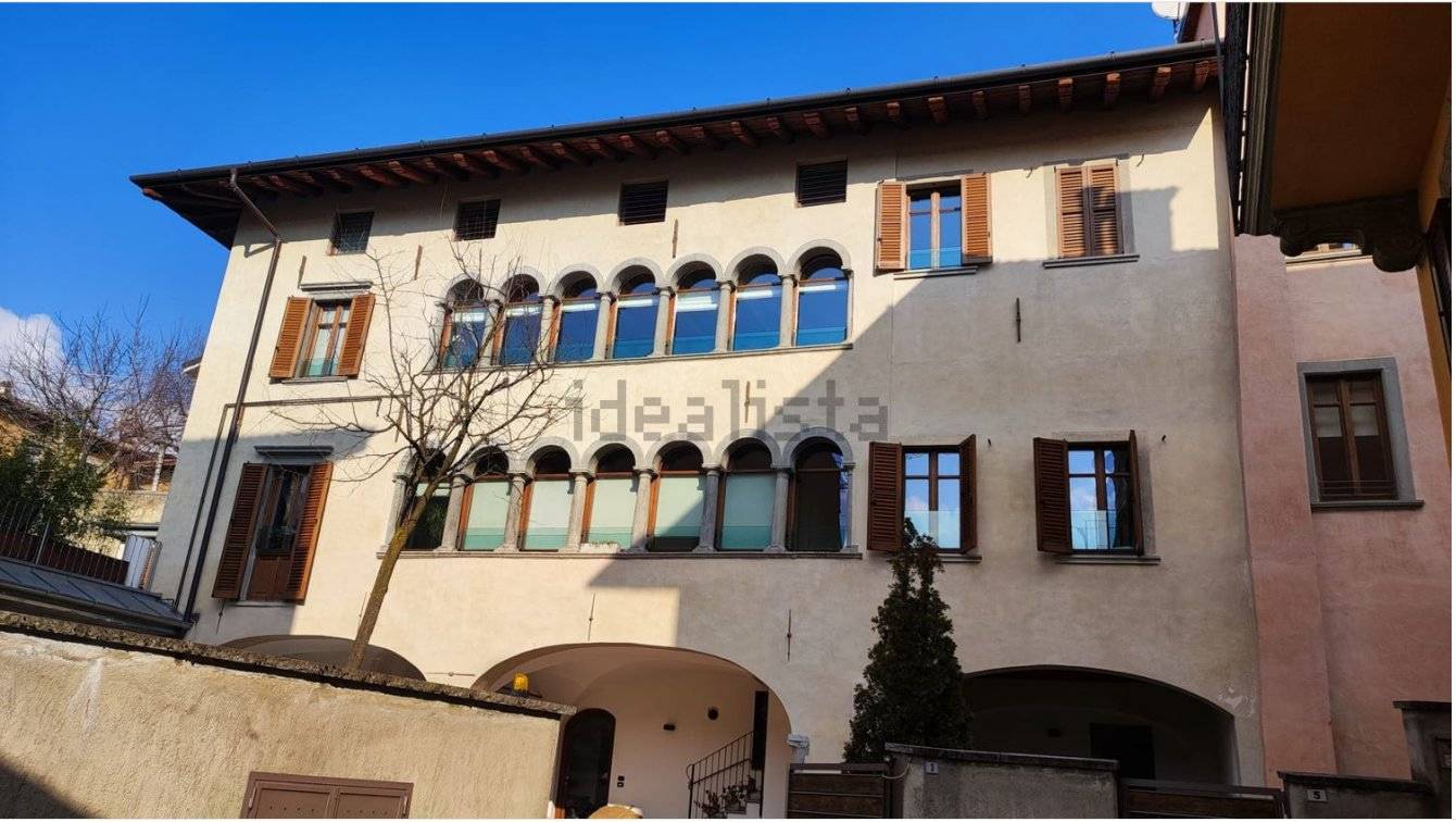 Nel cuore della parte alta del meraviglioso centro storico di Clusone, a pochi passi dalla suggestiva Piazza dell'Orologio, proponiamo in vendita un 