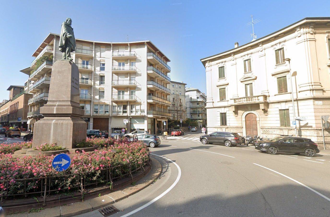 Rotonda dei Mille nel cuore di Bergamo proponiamo spazio commerciale ristrutturato di mq 43 costituito da ingresso, open space con 1 vetrina, scala 