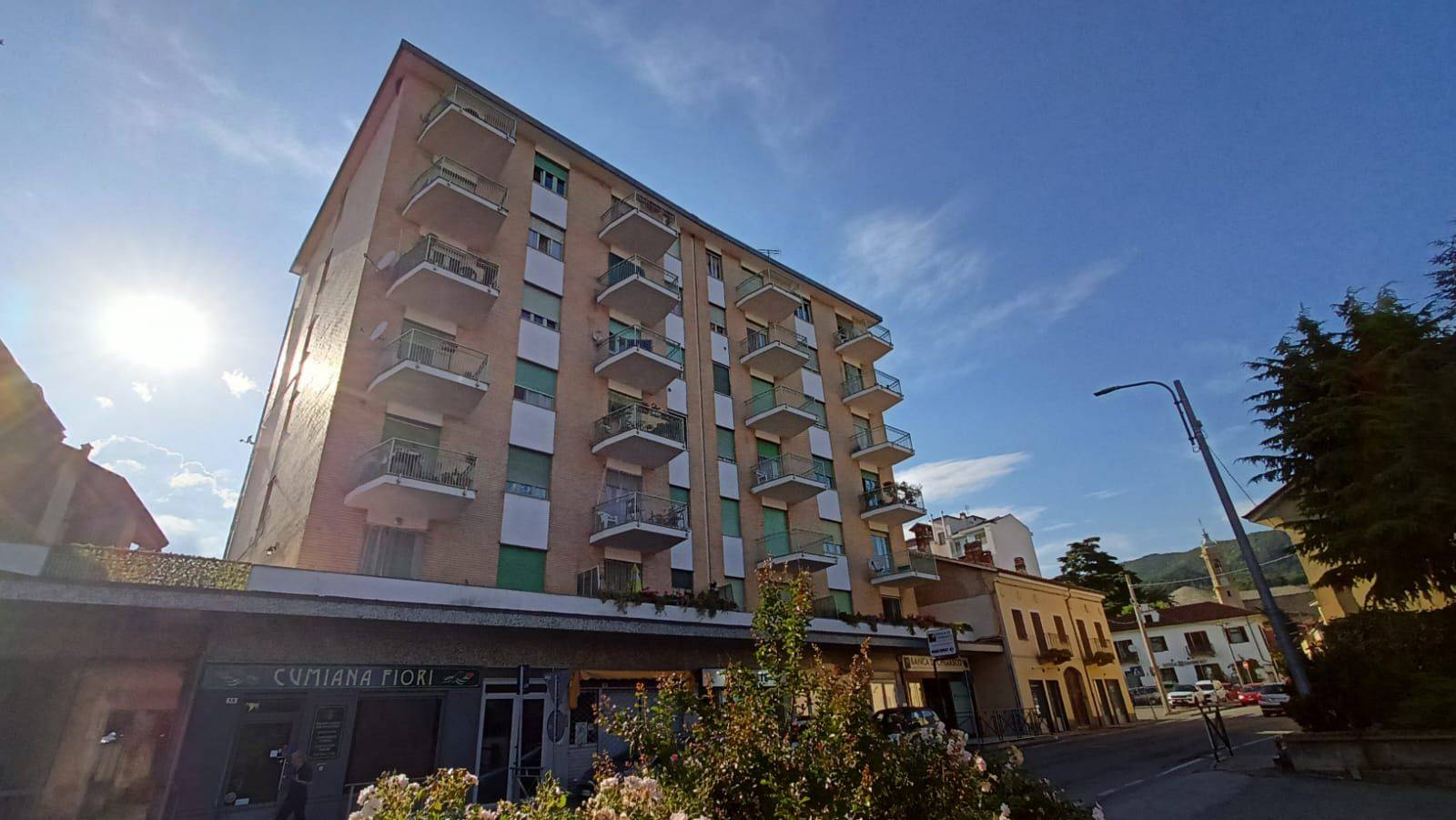 CUMIANA- In zona comoda alla viabilità, ma allo stesso tempo in centro, proponiamo in vendita ampio quattrolocali in ottime condizioni. 