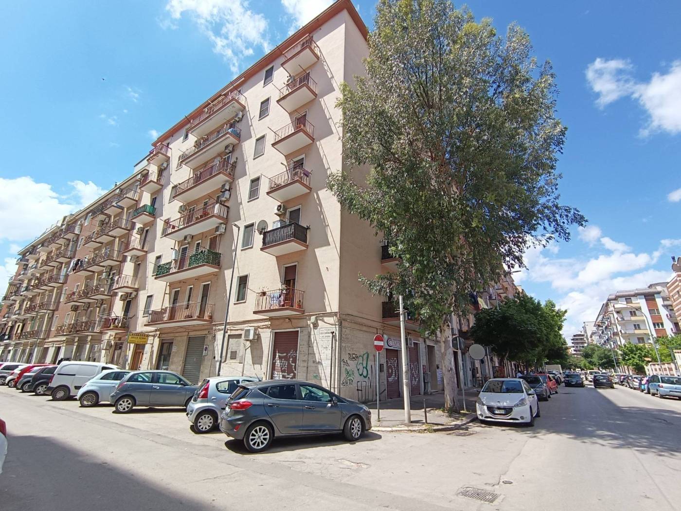 In Viale Cristoforo Colombo, disponiamo di una soluzione in buono stato composta da: salone doppio a vista, cucina abitabile, disimpegno, 2 camere da