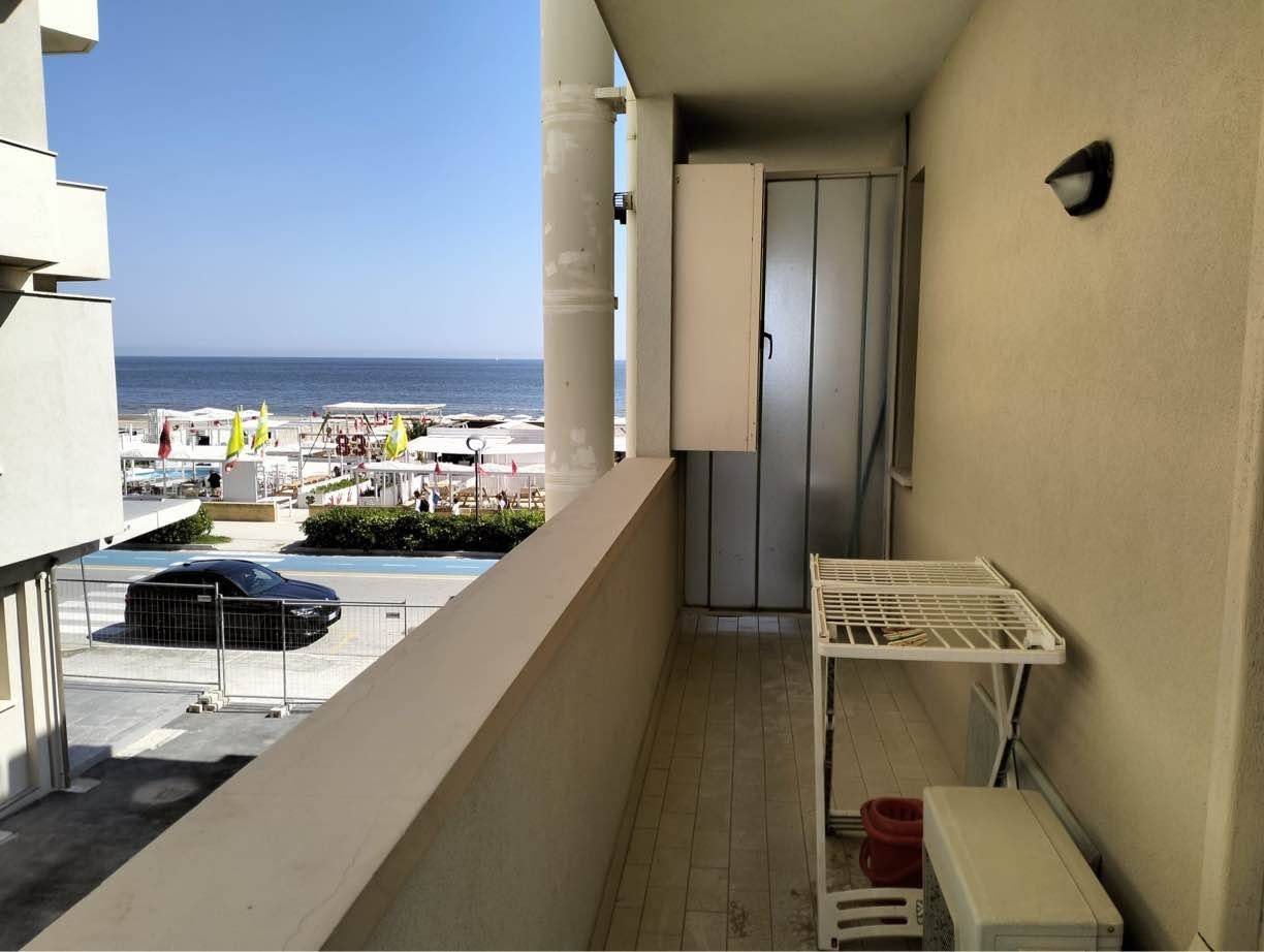 SENIGALLIA, Lungomare Dante Alighieri, appartamento bilocale in piccola palazzina fronte mare. Ubicato al primo piano ( no ascensore), è composto da 