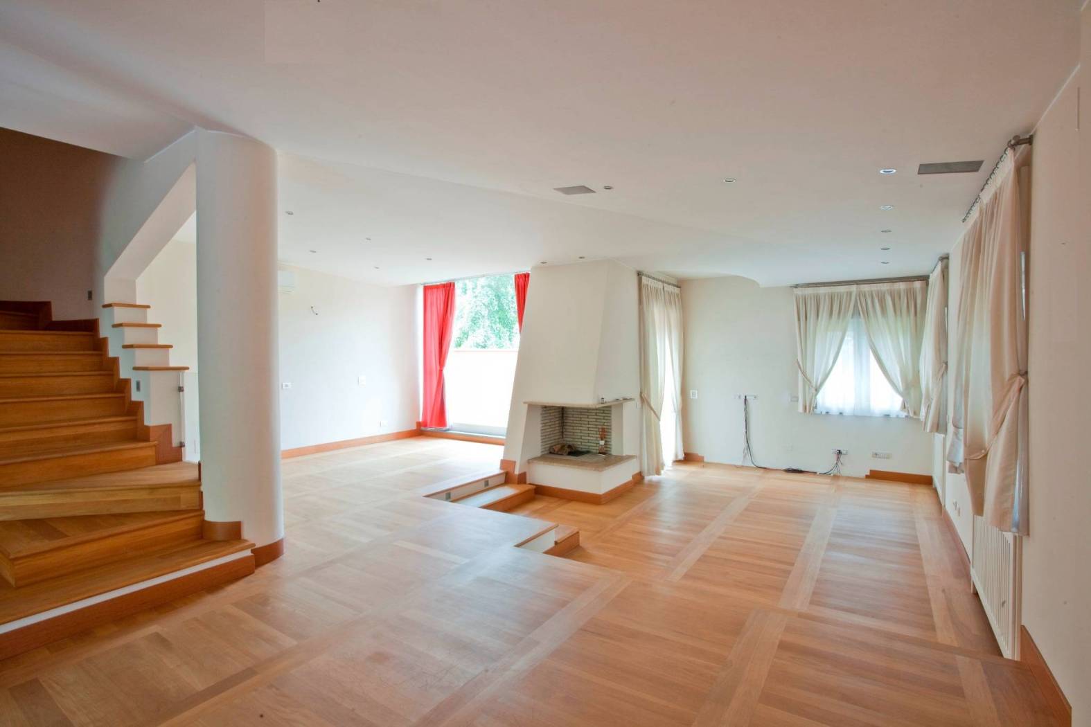 San Felice Settima Strada si vende villa in ottime condizioni a affittata fino ad ottobre 2026, su 4 livelli composta da: soggiorno doppio con camino,