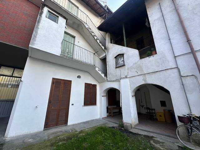Cerano, in centro ed in contesto di corte proponiamo un casa semi indipendente plurifamiliare disposta su tre livelli. Al piano terra troviamo un 
