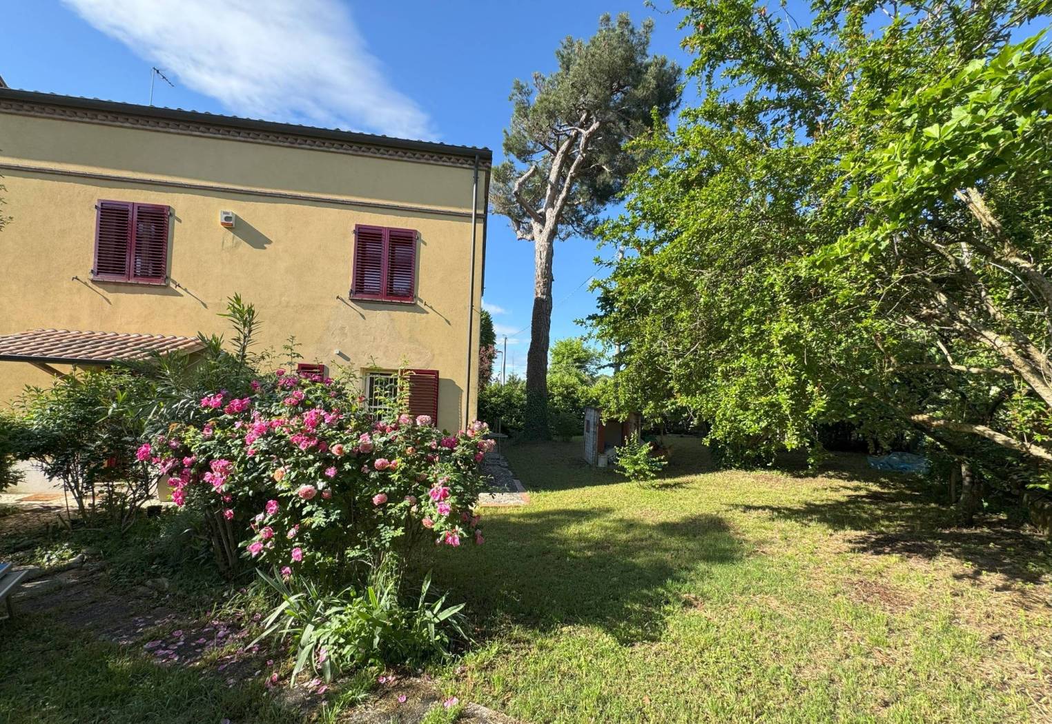 La villa disposta su tre piani è una rara combinazione di materiali pregiati come per esempio le porte del '700 o pavimento in terracotta e legno, la