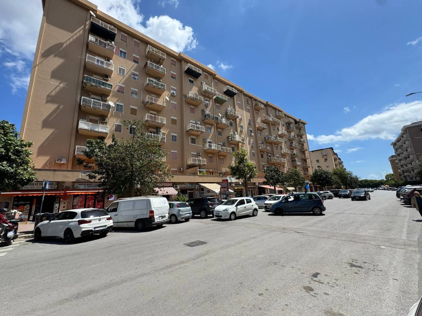 In Via Pietro Scaglione a pochi passi dalla via Brunelleschi e dal Viale Michelangelo, in zona dotata di tutte le infrastrutture, all'interno di un