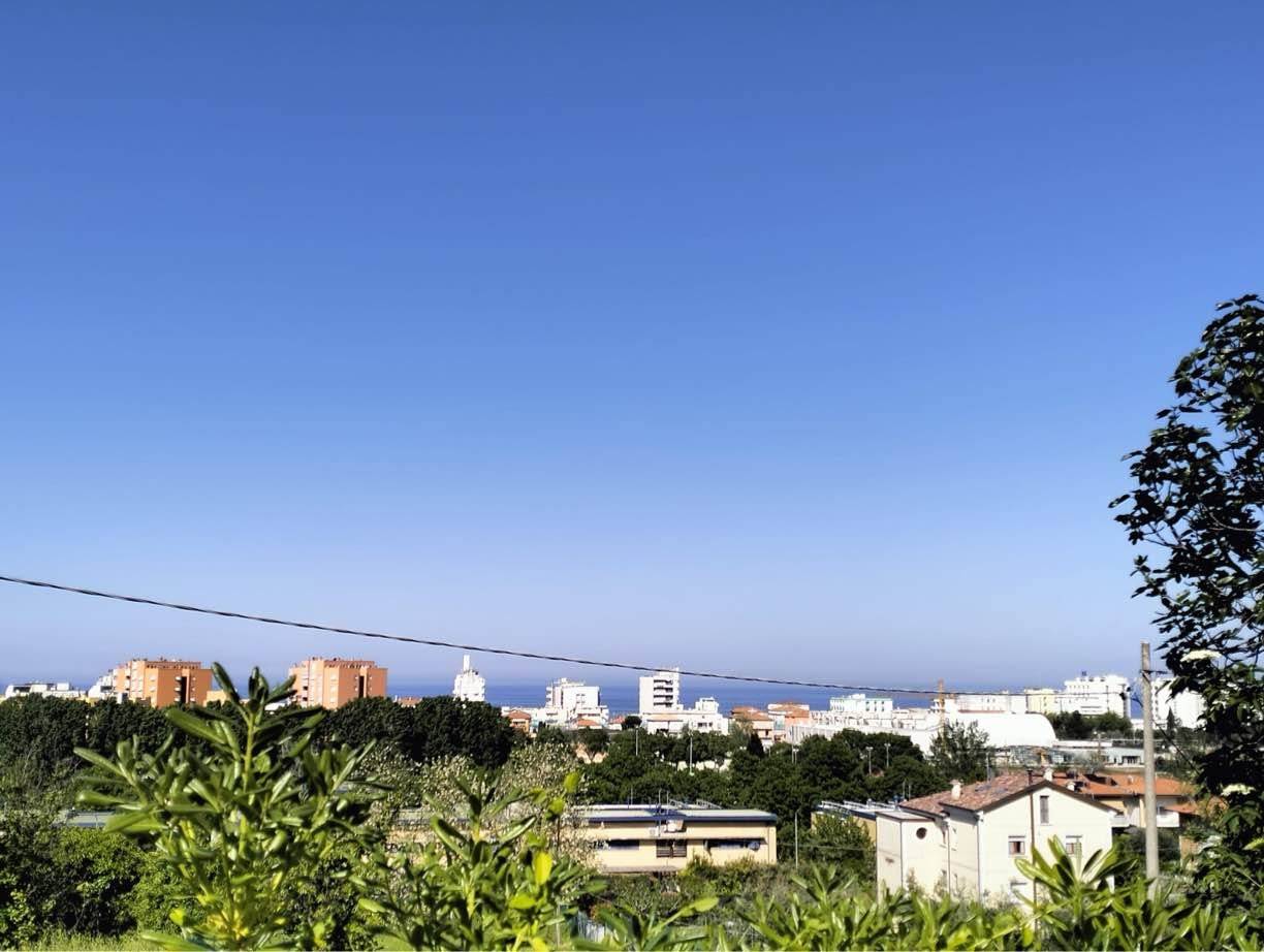 SENIGALLIA, zona Saline (NON ALLUVIONABILE), appartamento con vista mare in piccolo condominio circondato da bel giardino con comodo parcheggio. 