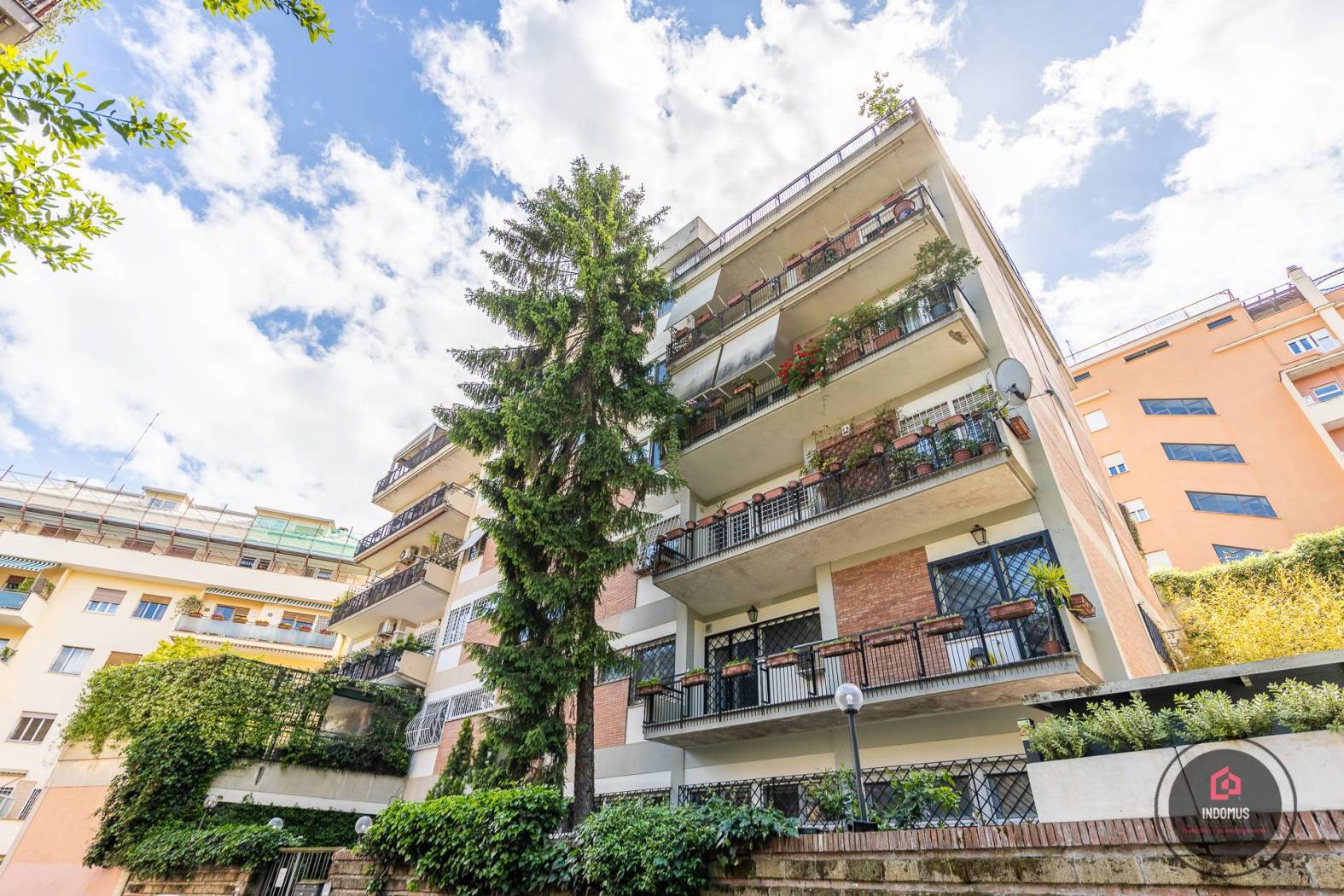 Nel cuore di Collina Fleming, in una delle zone residenziali più ambite di Roma, proponiamo in vendita esclusiva un elegante appartamento di 120 mq 