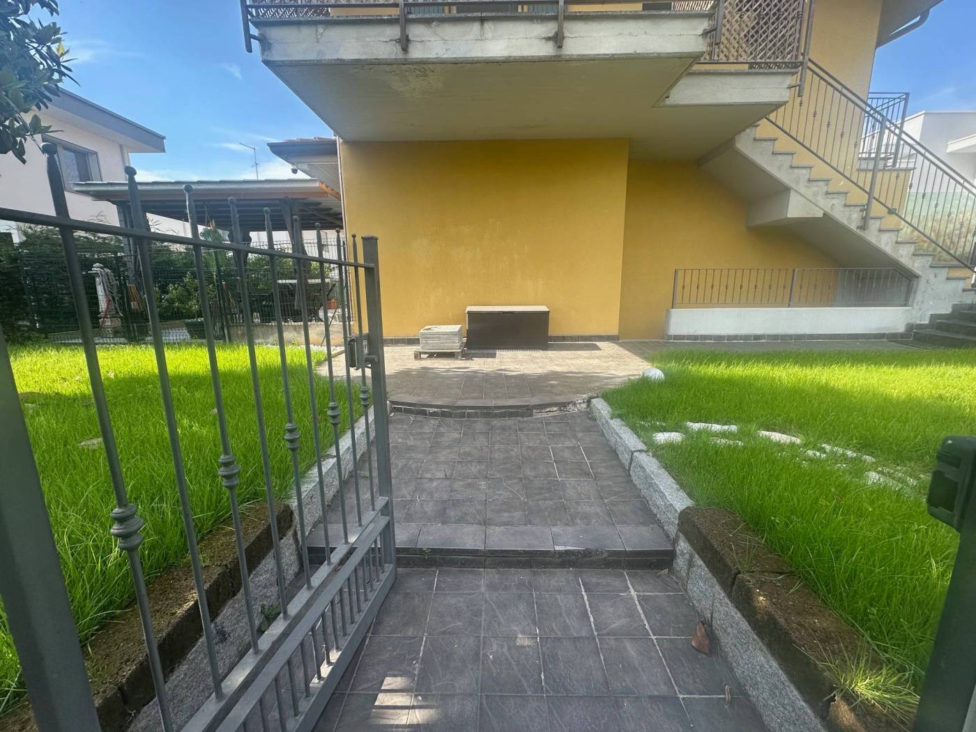A Urgnano vendiamo bellissimo appartamento di testata con ampio giardino di proprietà di oltre 120 mq con ingresso pedonale indipendente. Piano 