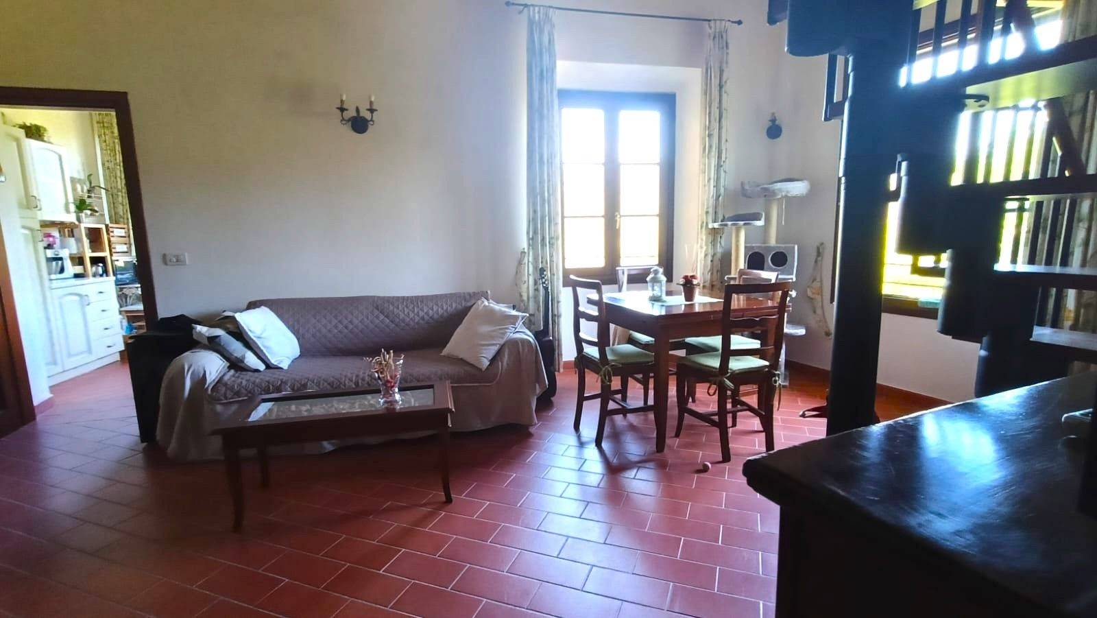 riferimento annuncio: B-850 MONTELUPO FIORENTINO, A QUATTRO CHILOMETRI DAL CENTRO DEL PAESE, PROPONIAMO IN AFFITTO, APPARTAMENTO IN VILLA STORICA, 