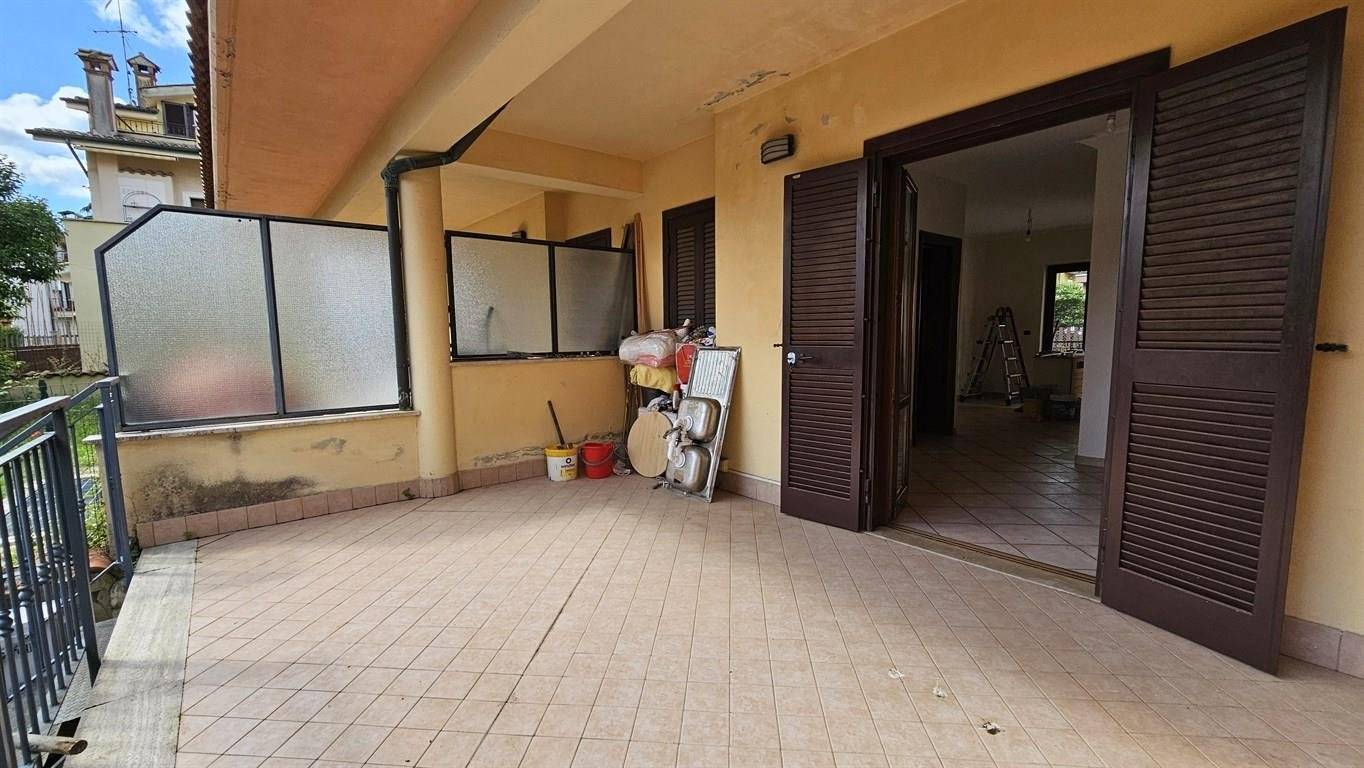 MENTANA - V. Leoncavallo - Proponiamo in vendita un villino di 115 mq commerciali su tre livelli e così composto. al piano rialzato troviamo 
