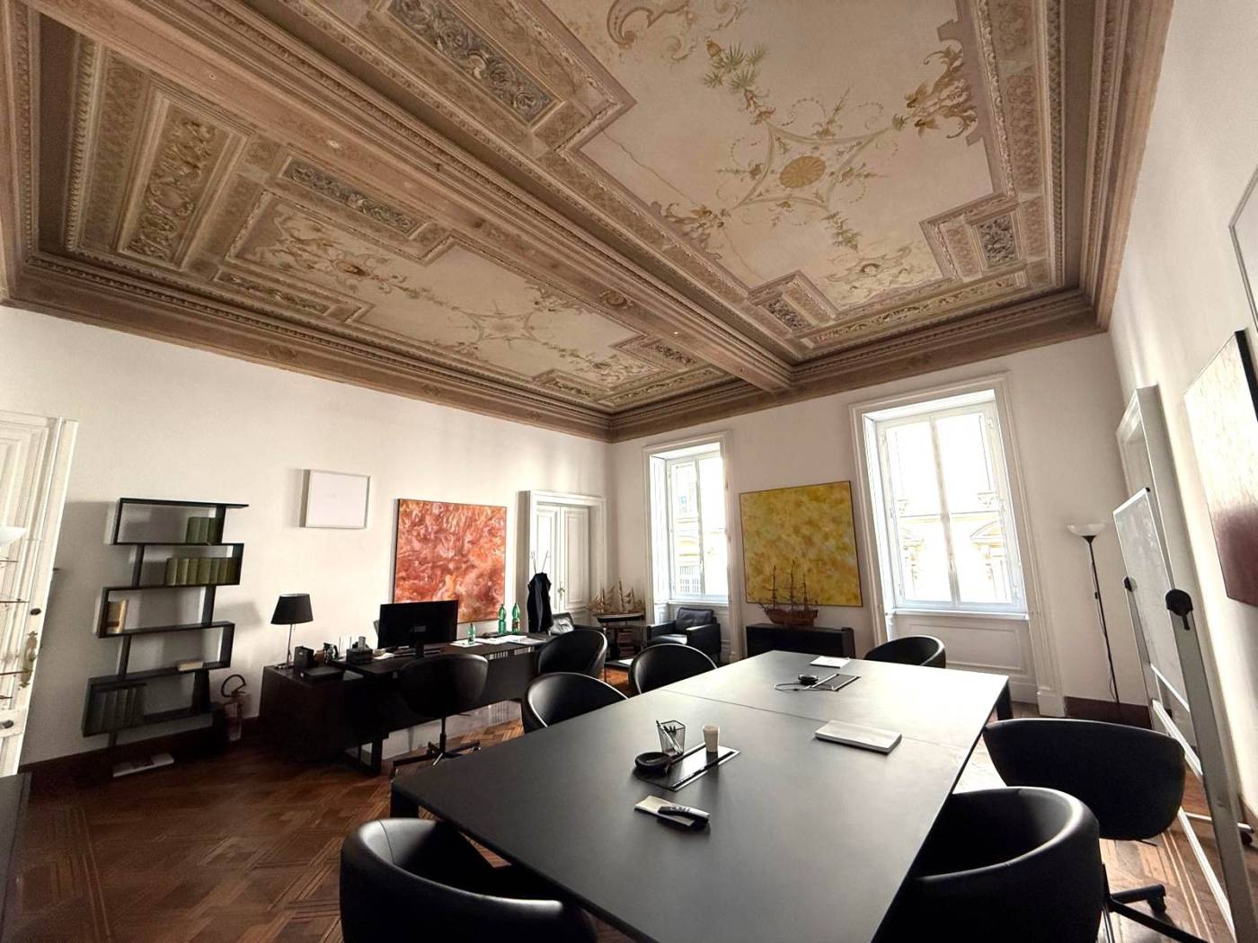 CENTRO - VIA XX SETTEMBRE: Proponiamo in locazione grande ufficio di rappresentanza di circa 350Mq, posto al terzo piano di un prestigioso palazzo 