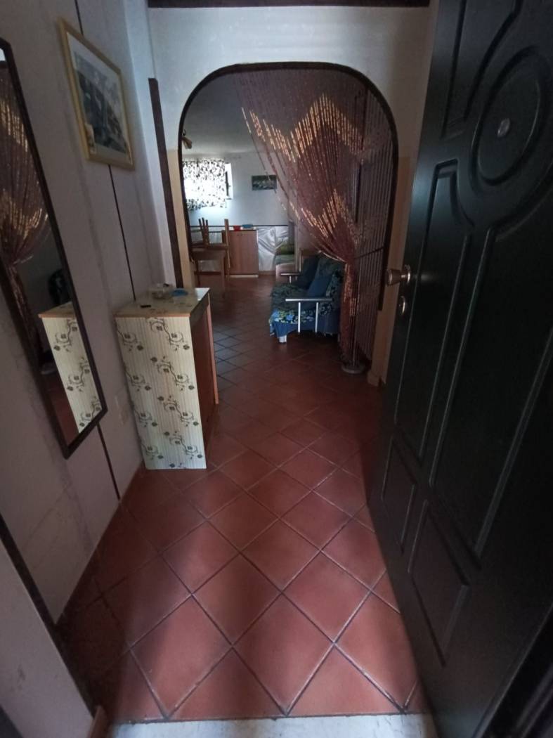 In Via Giuseppe La Torre (zona Parco San Felice), disponiamo di un pianoterra arredato, composto da un unico ambiente con angolo cottura e bagno. La 