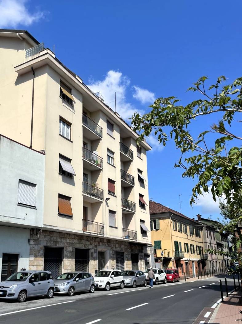 Ci troviamo in una zona centrale, a pochi passi dal supermercato Basko e dalla via principale di Busalla. Proponiamo appartamento posto al quarto 