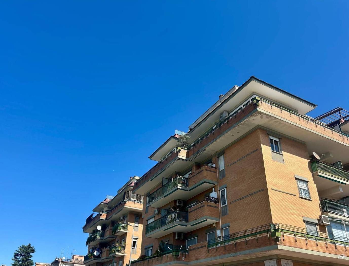 PORTUENSE COLLE DEL SOLE E PIU' PRECISAMENTE IN VIA DELLE VIGNE LA BL CASE IMMOBILIARE PROPONE LA VENDITA DI UN IMMOBILE IN UNA PALAZZINA IN CORTINA. 