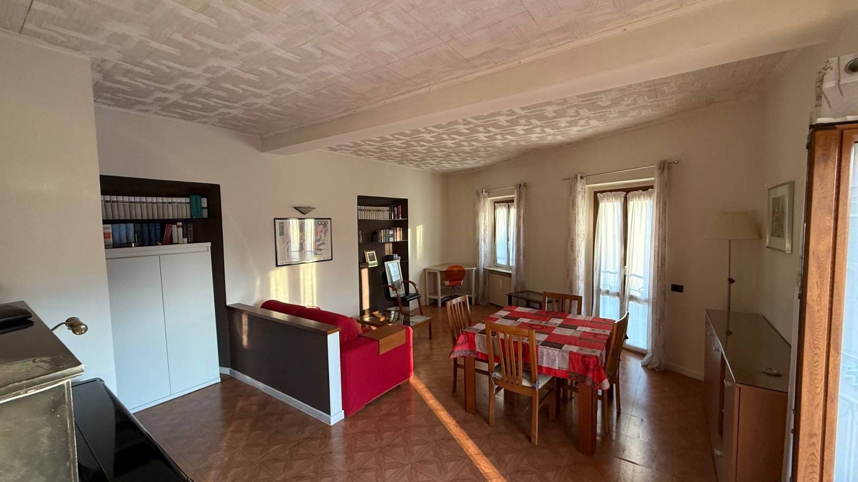 In stabile vecchia Milano, libero subito, appartamento posto al secondo ed ultimo piano e composto da ampio soggiorno con cucinotto, camera 