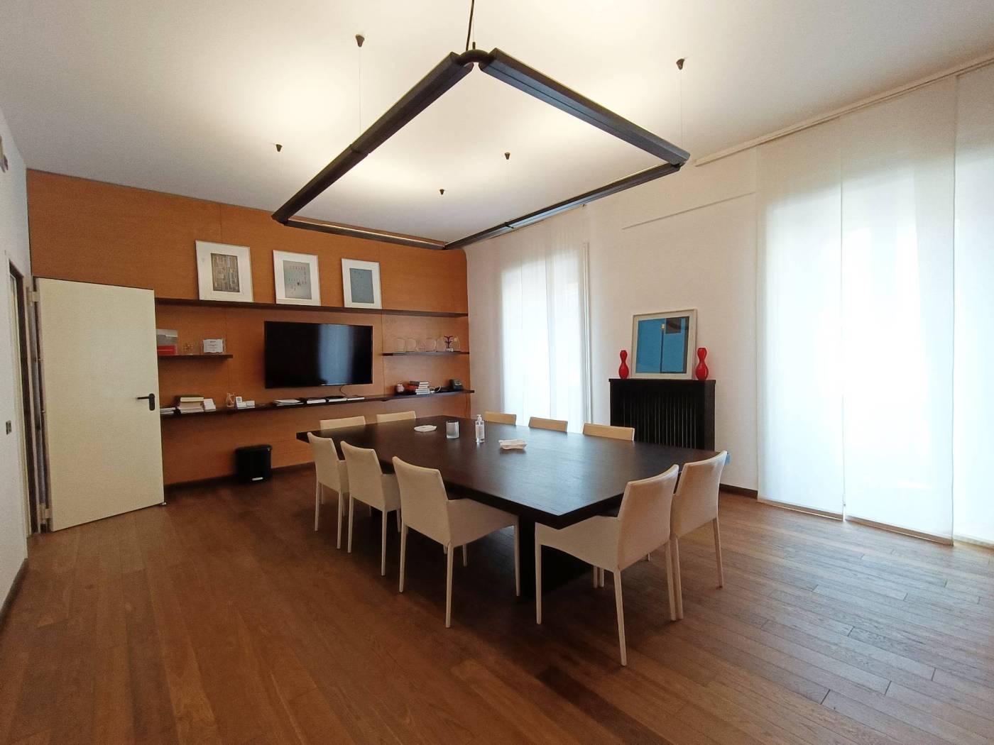 Missori/Corso Italia. In palazzo di prestigio in assoluto tra i più belli ed eleganti ella zona. Proponiamo interessante ufficio/showroom di mq. 310 
