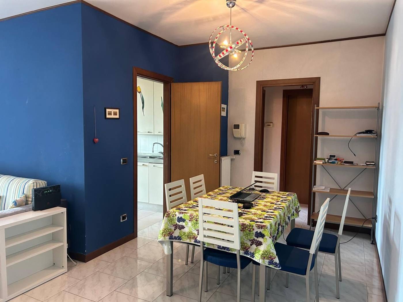 LAURENTINA ADIAC. MAXIMO E PIU' PRECISAMENTE IN UN CONDOMINIO CON PORTIERE IN VIA PAOLO BUZZI LA BL CASE SRL PROPONE LA LOCAZIONE DI UN IMMOBILE 
