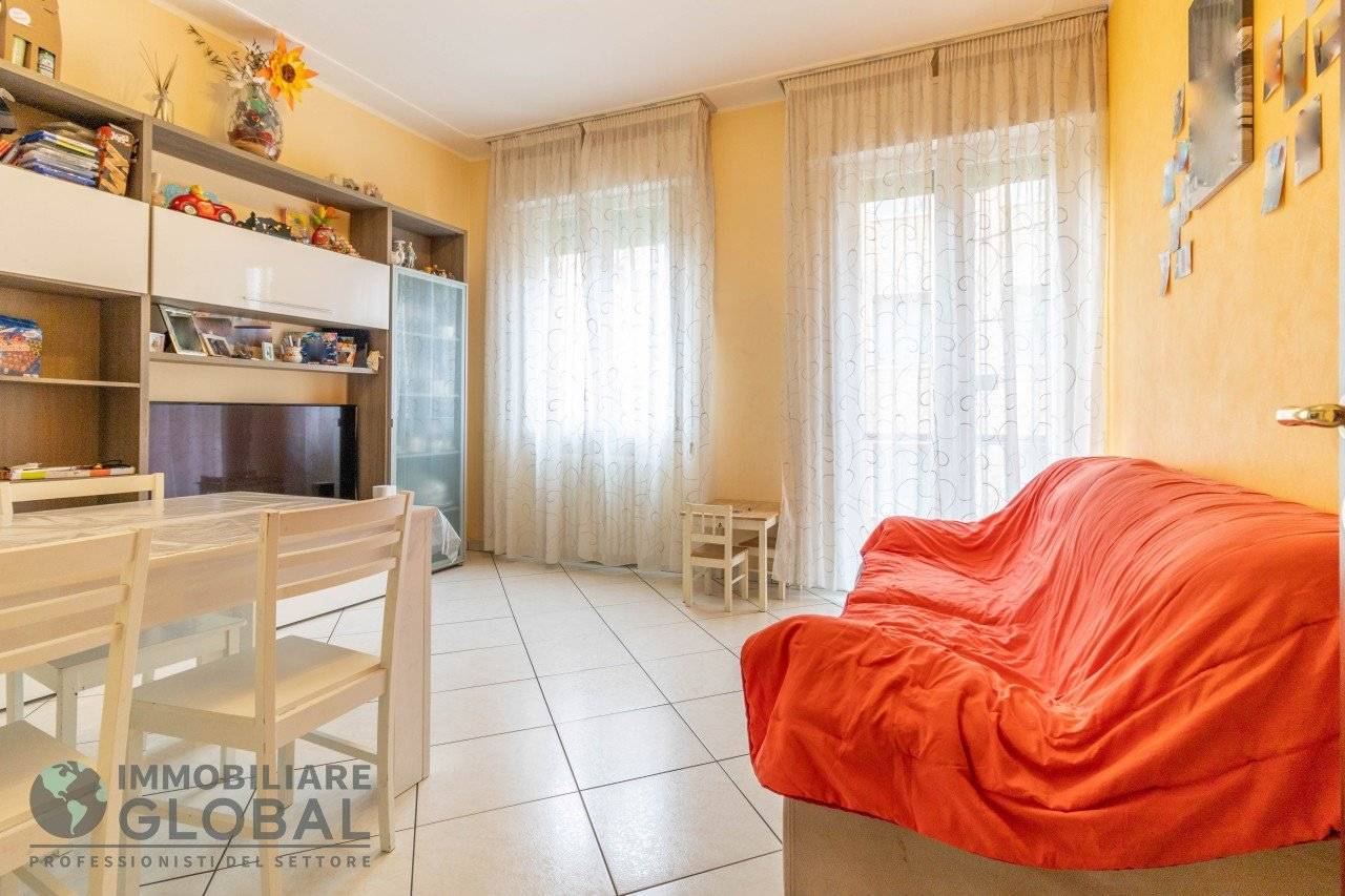 In zona comoda e perfettamente servita, proponiamo in vendita un appartamento luminoso e completamente ristrutturato nel 2015, situato al secondo 