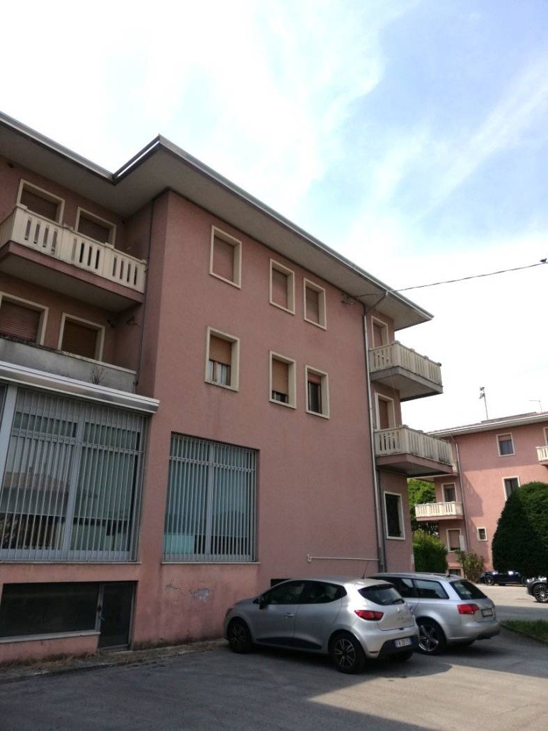 appartamento al piano secondo e ultimo, tre camere soggiorno cucina un bagno tre terrazzi, al piano interrato ampia cantina e garage in un complesso 