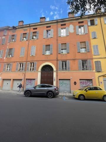 VIA SGARZERIA. MANSARDA ARREDATA E COMPLETAMENTE RISTRUTTURATA A NUOVO DI 28 MQ COMM. CA AL 4° ED ULTIMO PIANO S/ASC. CON SOGGIORNO/CUCINA, 1 CAMERA 
