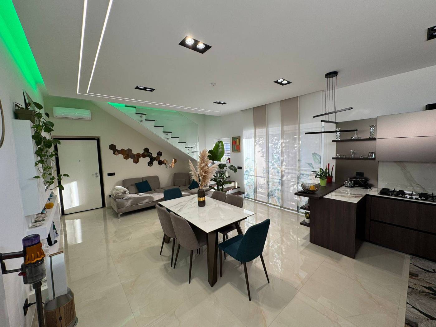 In Vendita a Grumo Nevano! Eu.175.000 Nelle vicinanze dell'uscita asse mediano, traversa di Via San Domenico , proponiamo in vendita un duplex Nuova 