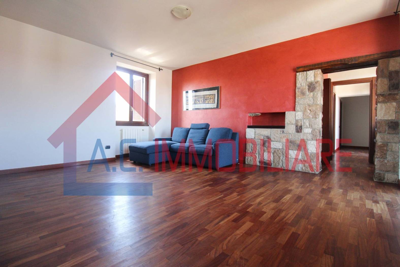 Proponiamo in vendita ampio e luminoso trilocale in zona residenziale, frazione di Sesona, posto al piano secondo di una piccola palazzina situata in 