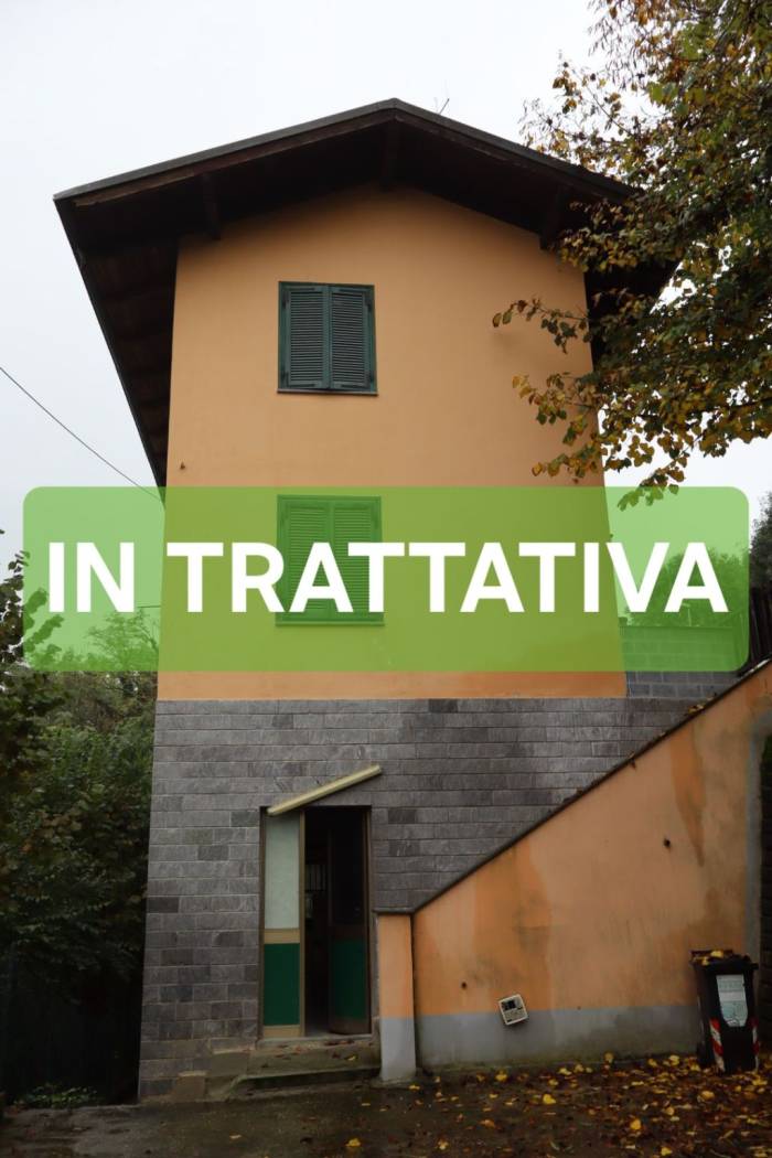 Scopri questa affascinante villetta da ristrutturare, libera su quattro lati, situata nel cuore di Castiglione, sulla via principale. Questa 