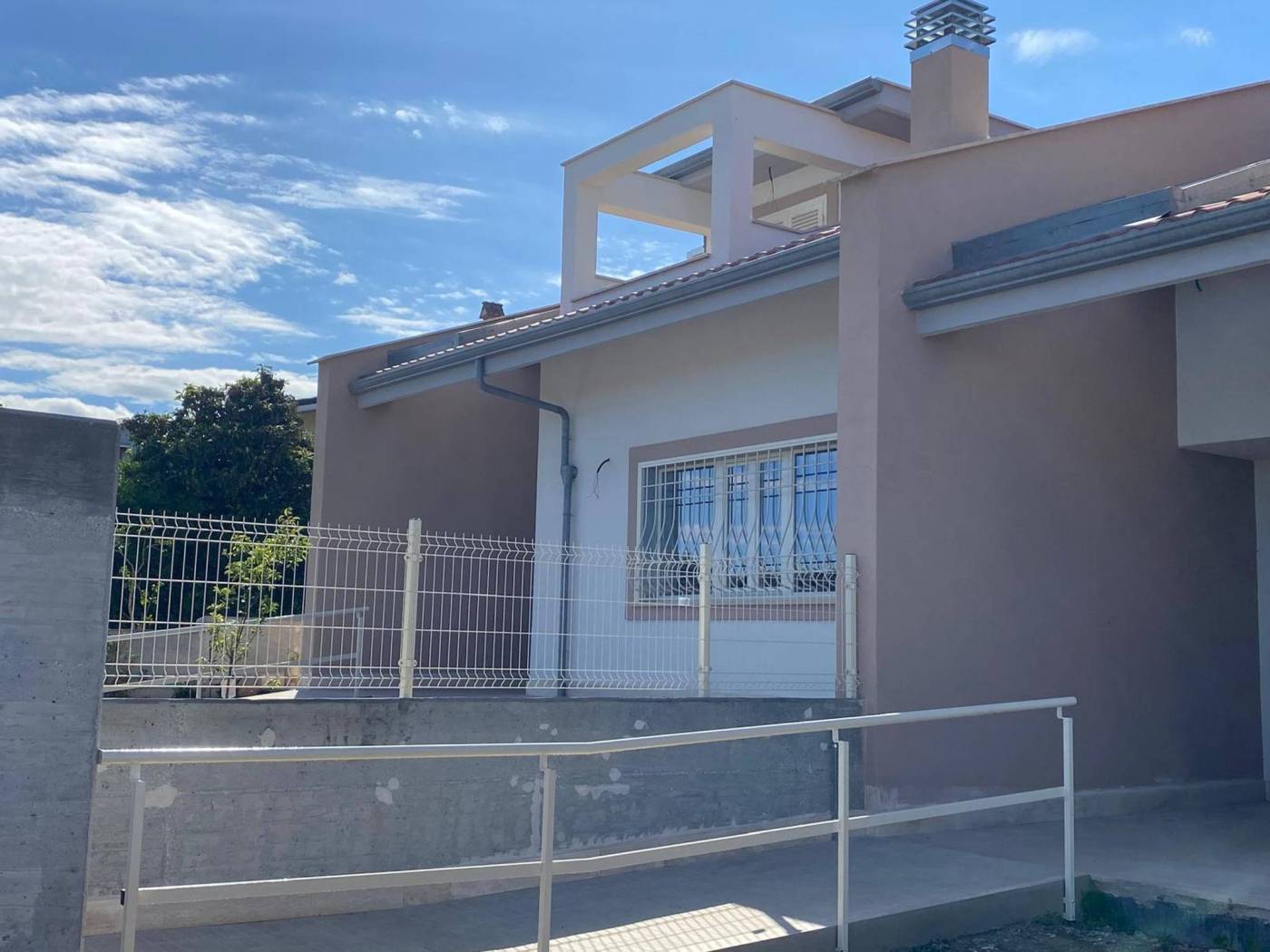 Fonte Nuova - Tor Lupara - NUOVA COSTRUZIONE - Villini a schiera bi-livello con spazi esterni vivibili - così composti: PT - soggiorno con angolo 