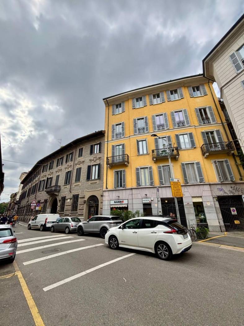 PRESTIGIOSO APPARTAMENTO DI FRONE ALL'UNIVERSITÁ CATTOLICA COMPOSTO DA INGRESSO, SOGGIORNO DOPPIO, CUCINA ABITABILE, DUE CAMERE, 2 BAGNI, TERZA 