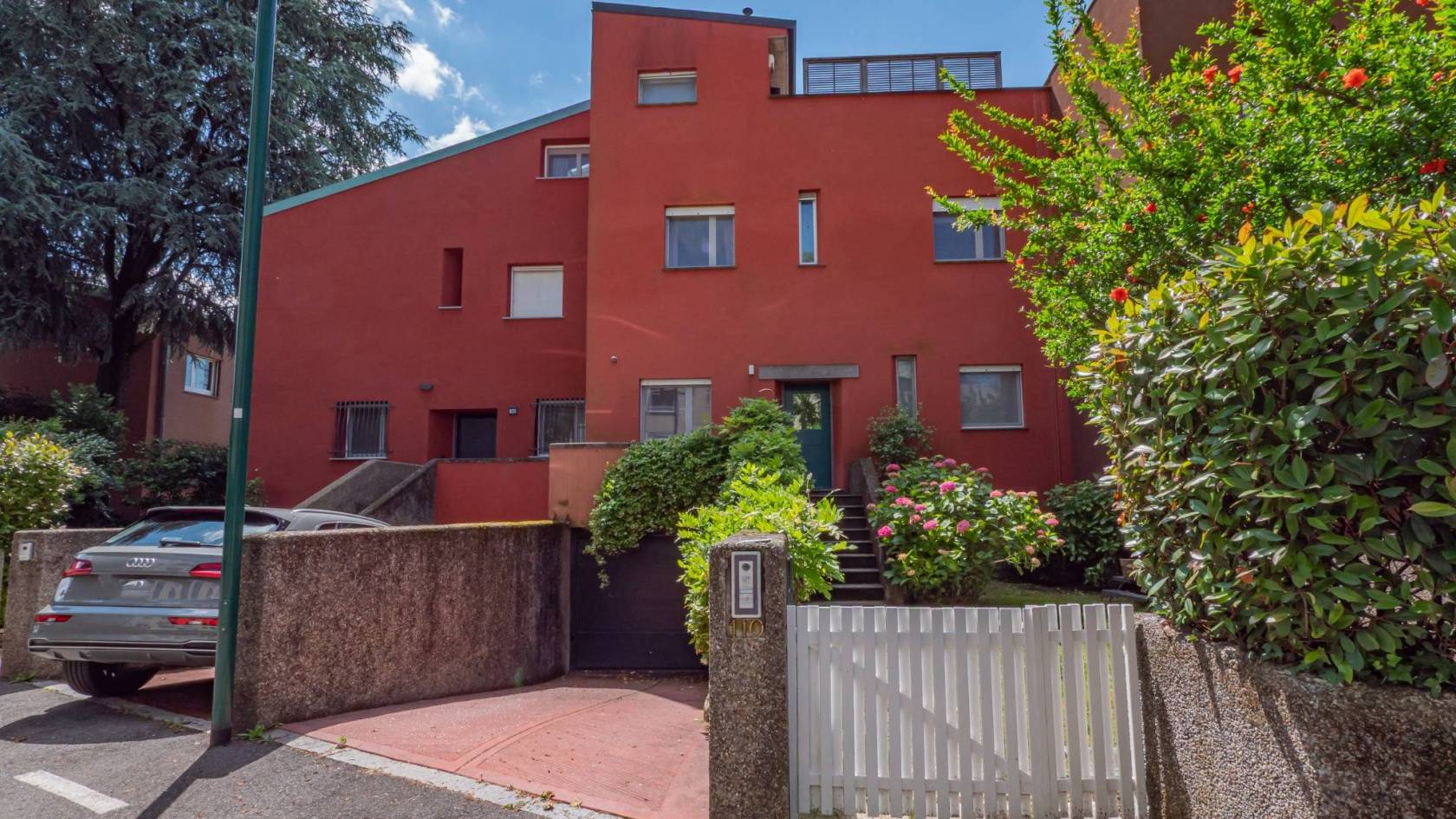 Si vende prestigiosa villa in Classe Energetica B , composta da ingresso, soggiorno doppio con camino e sala da pranzo, studio, cucina abitabile, tre 
