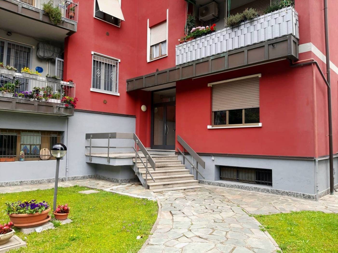 TREZZANO SUL NAVIGLIO: Via Puccini, in stabile con verde condominiale e ascensore piccolo bilocale al quinto piano ristrutturato composto da ingresso