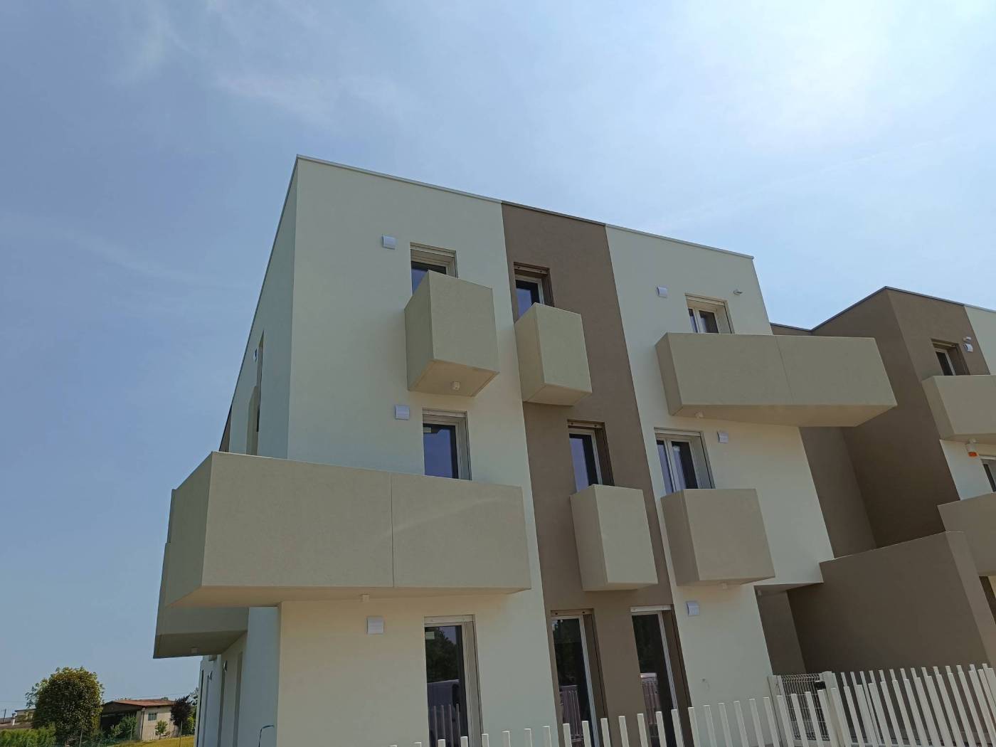 In pronta consegna! Meraviglioso attico di 110mq con zona living di oltre 50 mq comunicante con terrazza abitabile esposta a sud che affaccia sul 