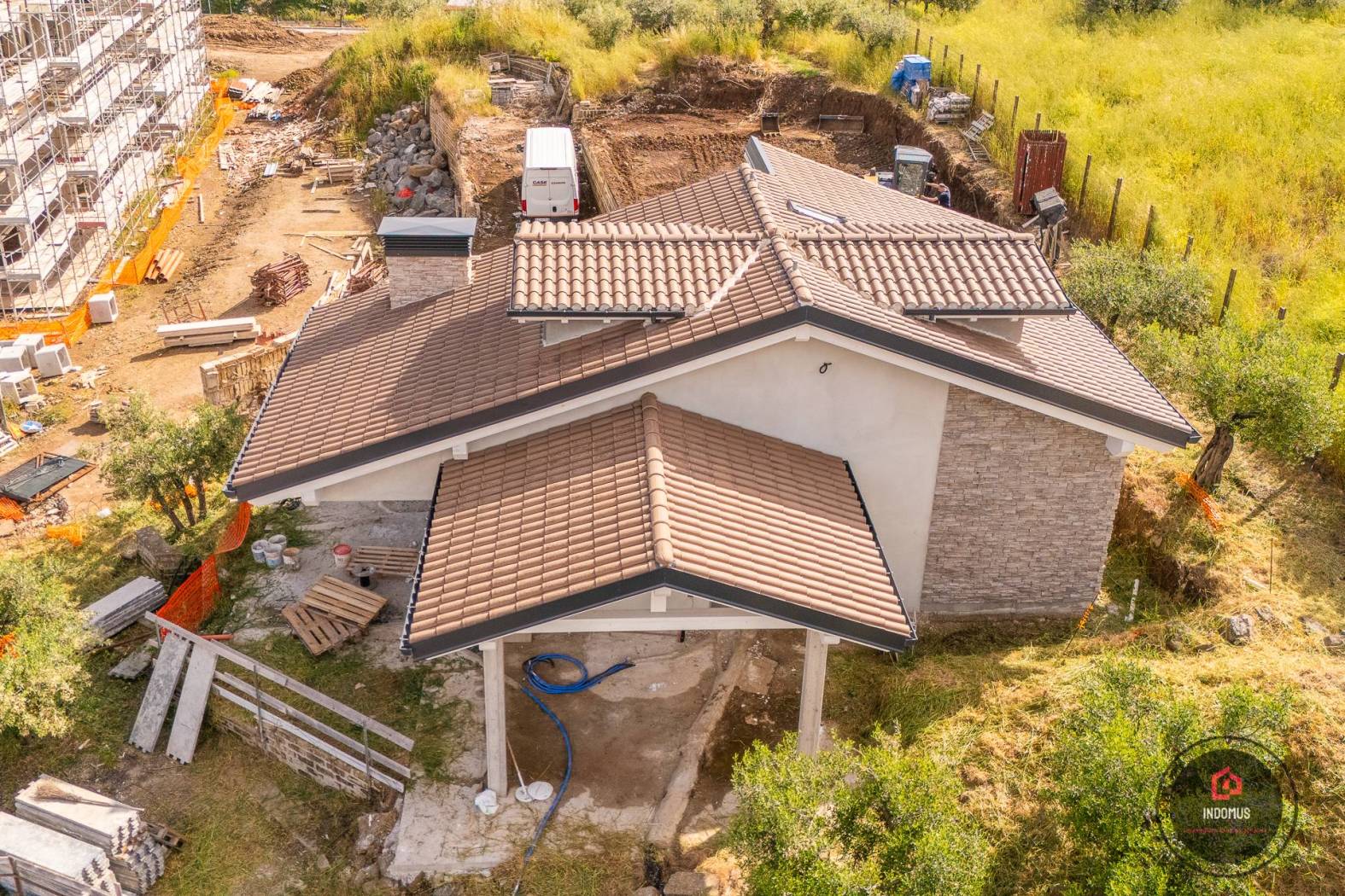 CONSEGNA ENTRO IL 31.12.2025 Siamo lieti di presentarvi una splendida villa unifamiliare situata all'interno di un residence esclusivo Le terrazze 