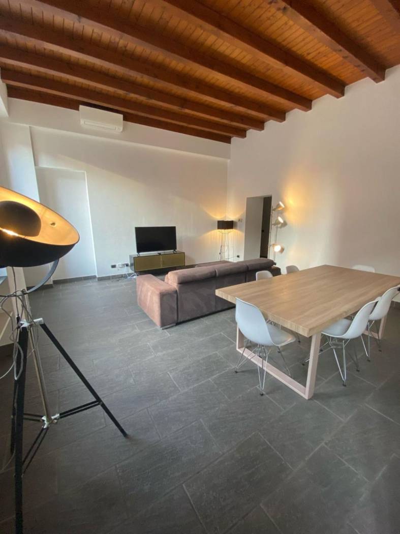 In Via Rosolino Pilo 14, nella zona Porta Venezia, proponiamo in locazione un prestigioso trilocale di circa 110 mq, situato al secondo piano di un 