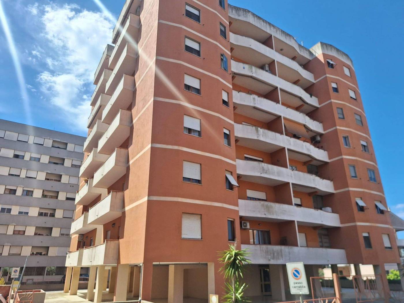 L'Agenzia Immobiliare Tecnoedil, propone in vendita un ampio appartamento di circa 110 mq situato al 4° piano di una palazzina dotata di ascensore, 