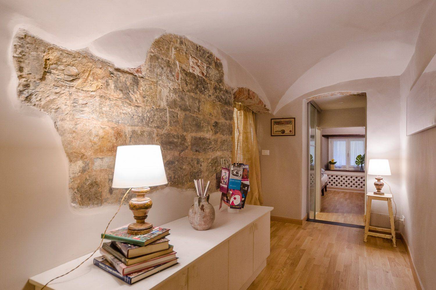 CENTRALISSIMO ADACENTISSIMO VIA SAN LORENZO circa 15 metri (Via Canneto il Curto) appartamento mq 58, vani 4,5 composto da ampio ingresso, una camera 
