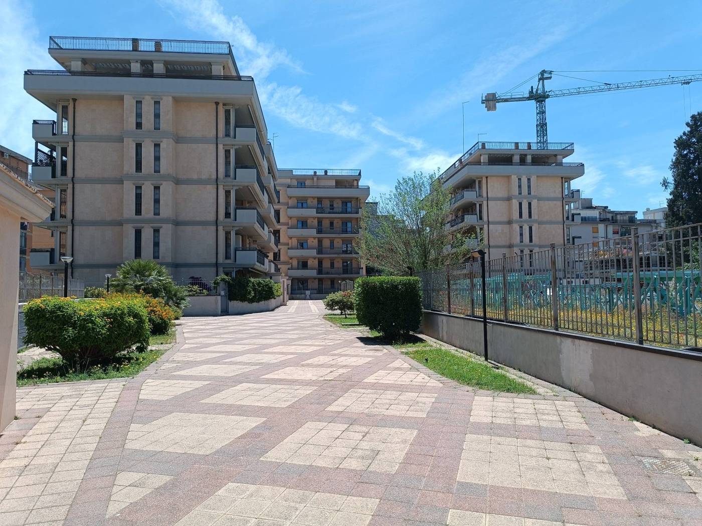 In Via Nicola Arpaia (tra Corso Roma e Piazza Padre Pio) proponiamo in locazione, in una palazzina di recente costruzione con cortile condominiale 