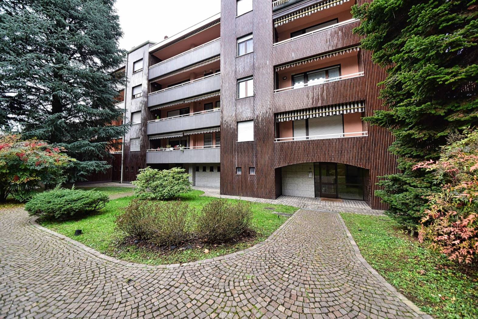 Arese - Via Marmolada 5 - Proponiamo in vendita quadrilocale di circa 160 mq, posto al primo piano con ascensore. L'appartamento è composto da 