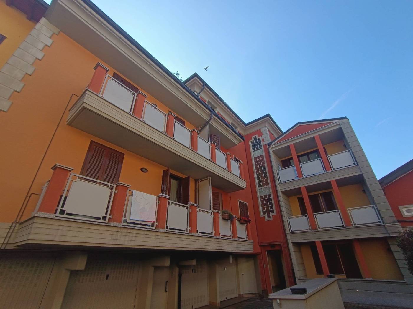 PAULLO - VIA MATTEOTTI - IMMOBILIARE BERTELLI propone trilocale su due livelli composto da : PIANO TERRA - INGRESSO AMPIA CUCINA ABITABILE - SALA - 