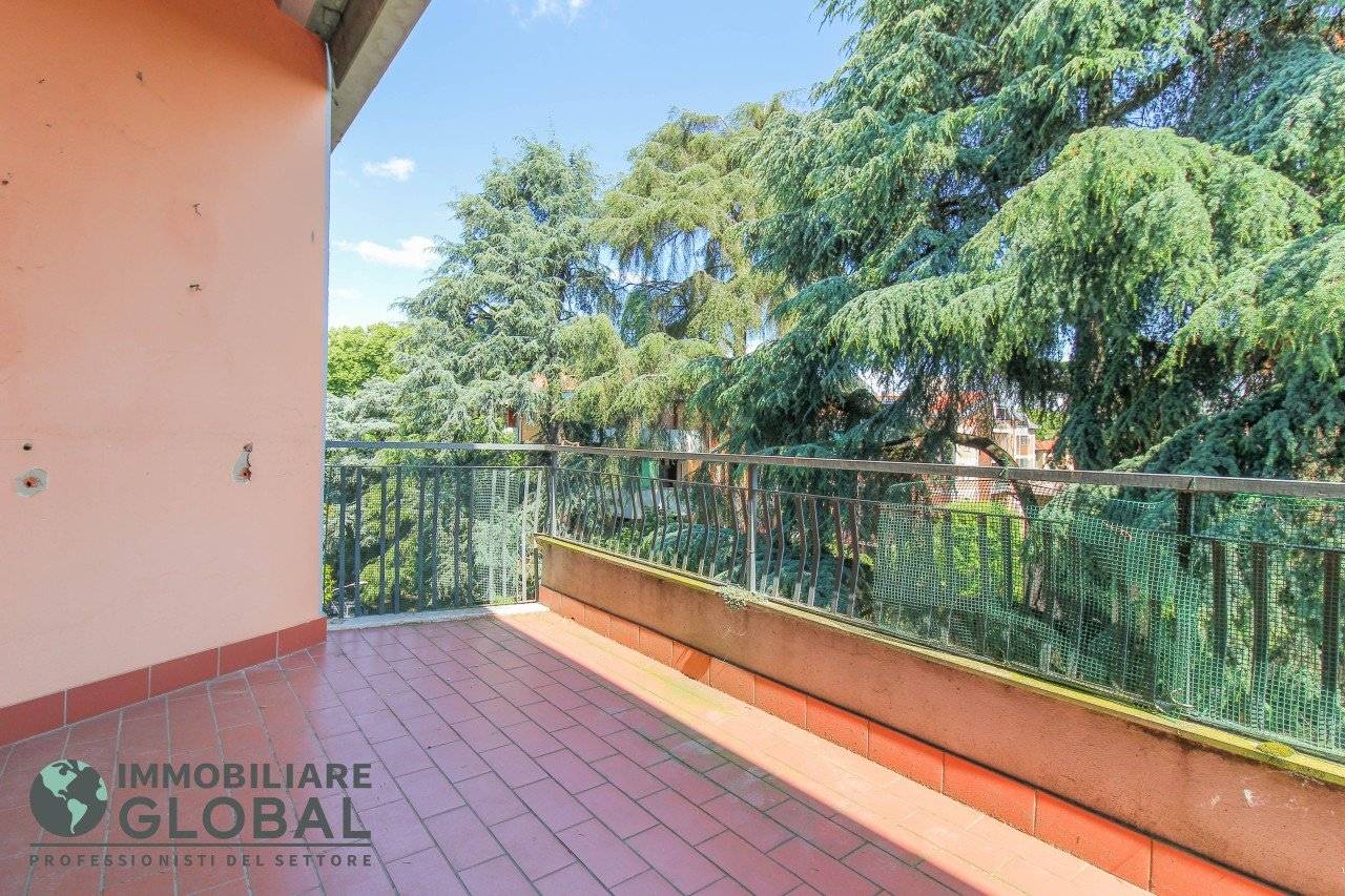 In una laterale riservata di Viale Umberto I, in zona residenziale di pregio, proponiamo in vendita appartamento di 107 mq situato all'ultimo piano 