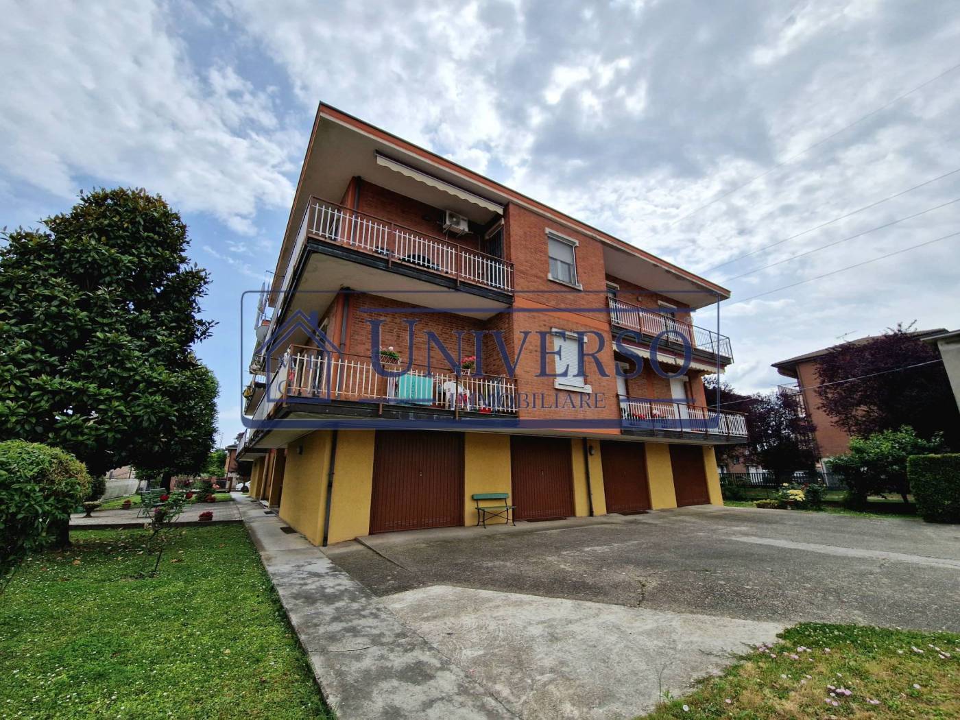 VOGHERA: Via Abruzzi, in posizione residenziale in piccola palazzina di soli due piani con curato verde condominiale proponiamo al primo piano 