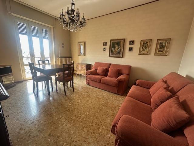 Trecate, in zona residenziale e vicino a servizi e scuole, proponiamo questo bilocale in contesto condominiale dotato di ascensore. L'appartamento è 