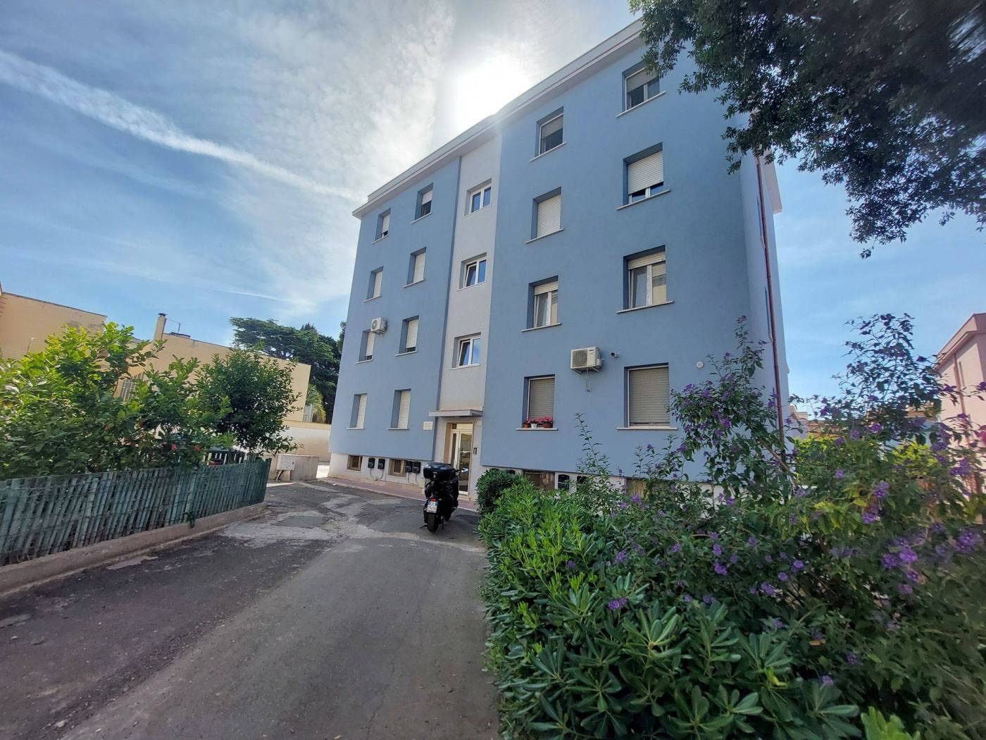 L'Agenzia Immobiliare Tecnoedil, Davanti al Tribunale di Civitavecchia e quindi in prossimità del centro città, dispone in una piccola palazzina la 
