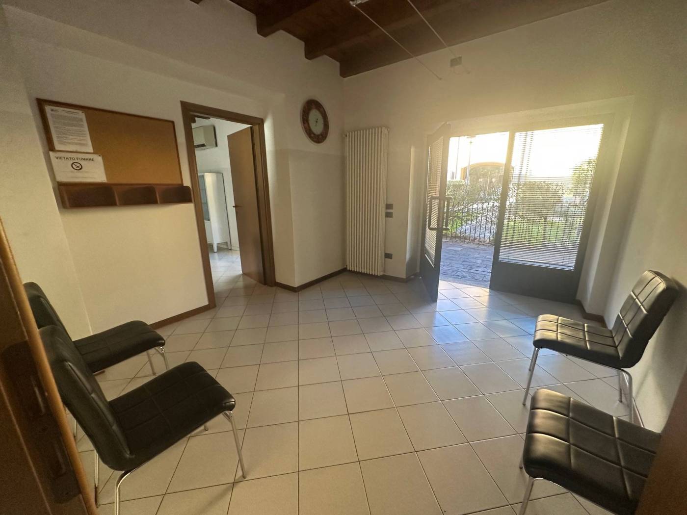 A Stezzano in Piazza Libertà, affittiamo locale ad uso Ufficio / studio professionale, 60 mq circa, ottimamente tenuto, già provvisto di bagno per 