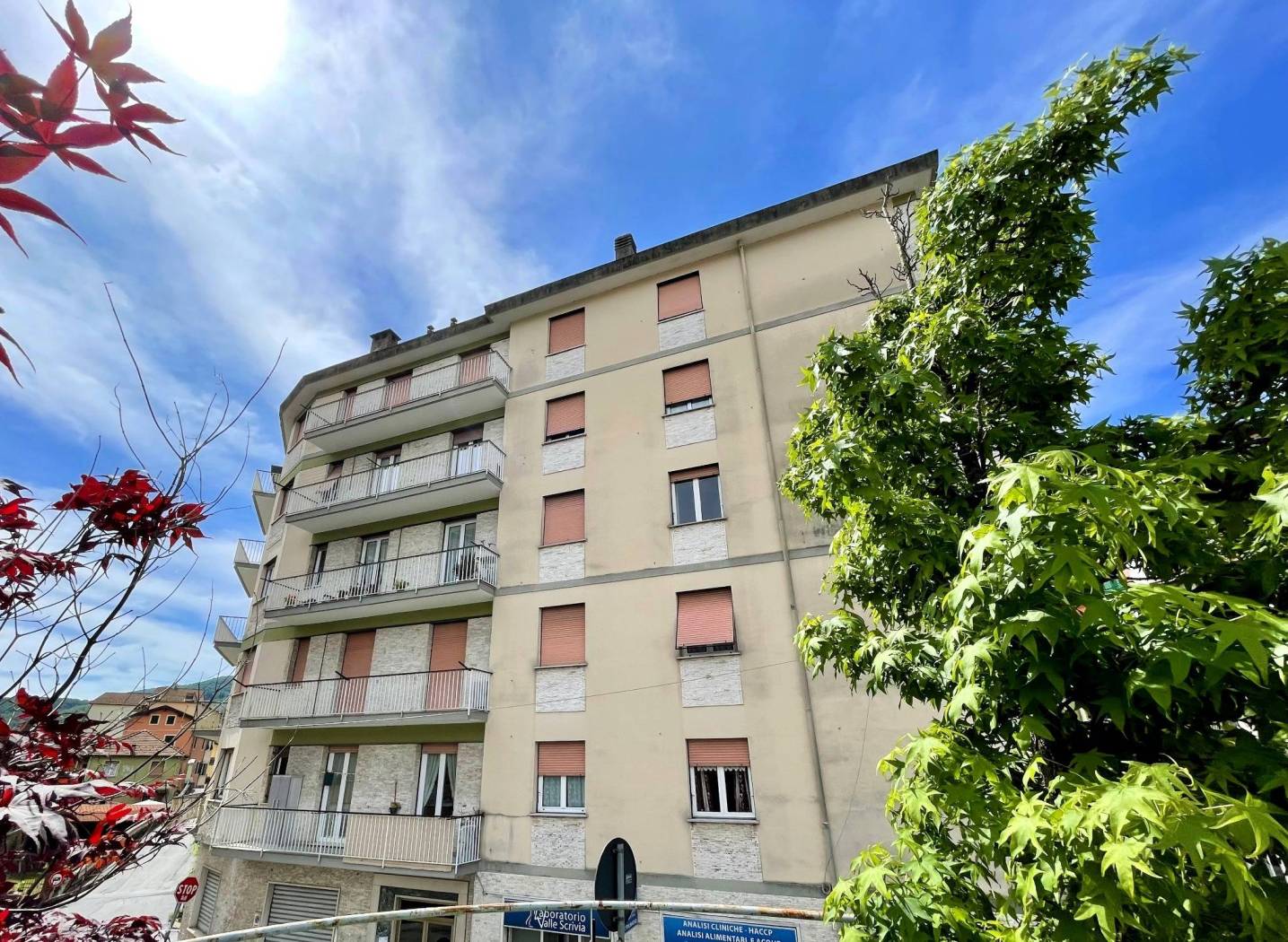 Ci troviamo nel centro di Busalla, in posizione defilata rispetto alla via principale ma comodissima a mezzi e servizi. Proponiamo un appartamento in 