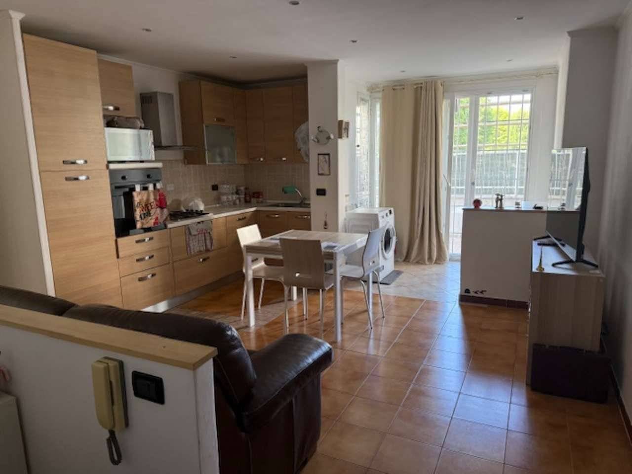 BILOCALE Via Achille Funi Acilia • Eu. 140.000,00 • 2 locali • 50 mq superficie calpestabile • 1 bagno • piano terra • Immobile garantito DESCRIZIONE 